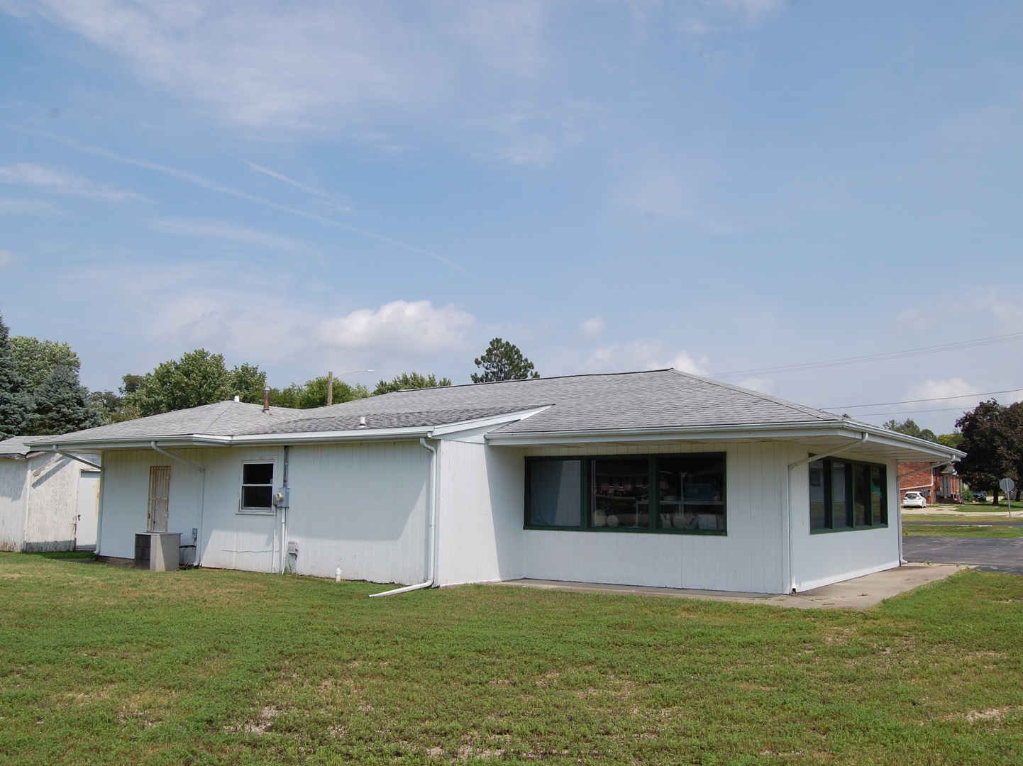 909 Green Ridge Avenue, Earlville, IL 60518