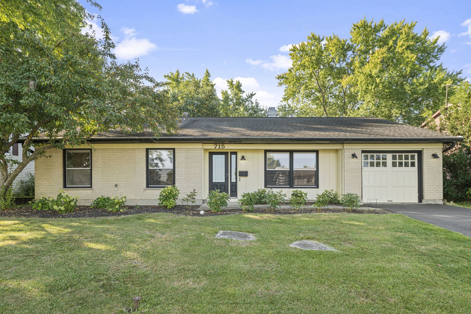 715 Surryse Road, Lake Zurich, IL 60047