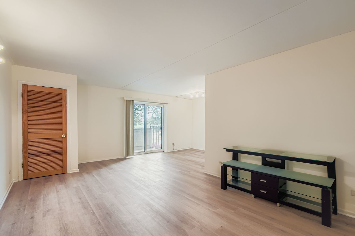 1463 MERCURY Drive #202, Schaumburg, IL 60193