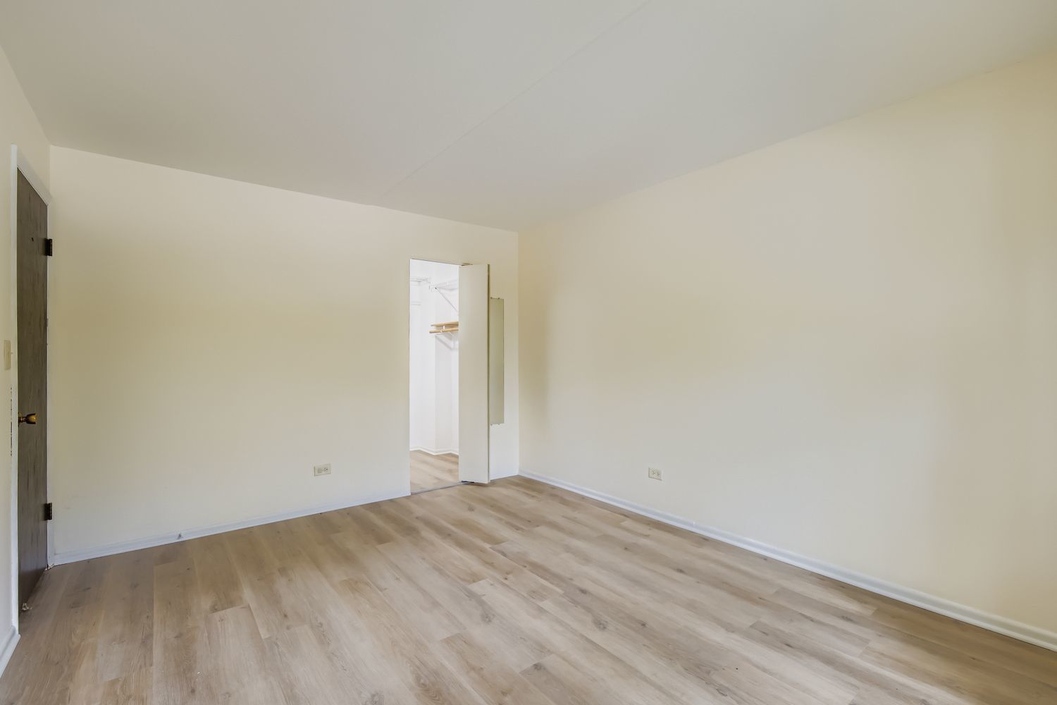 1463 MERCURY Drive #202, Schaumburg, IL 60193