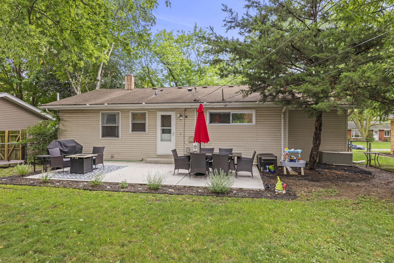 203 Lilac Lane, North Aurora, IL 60542