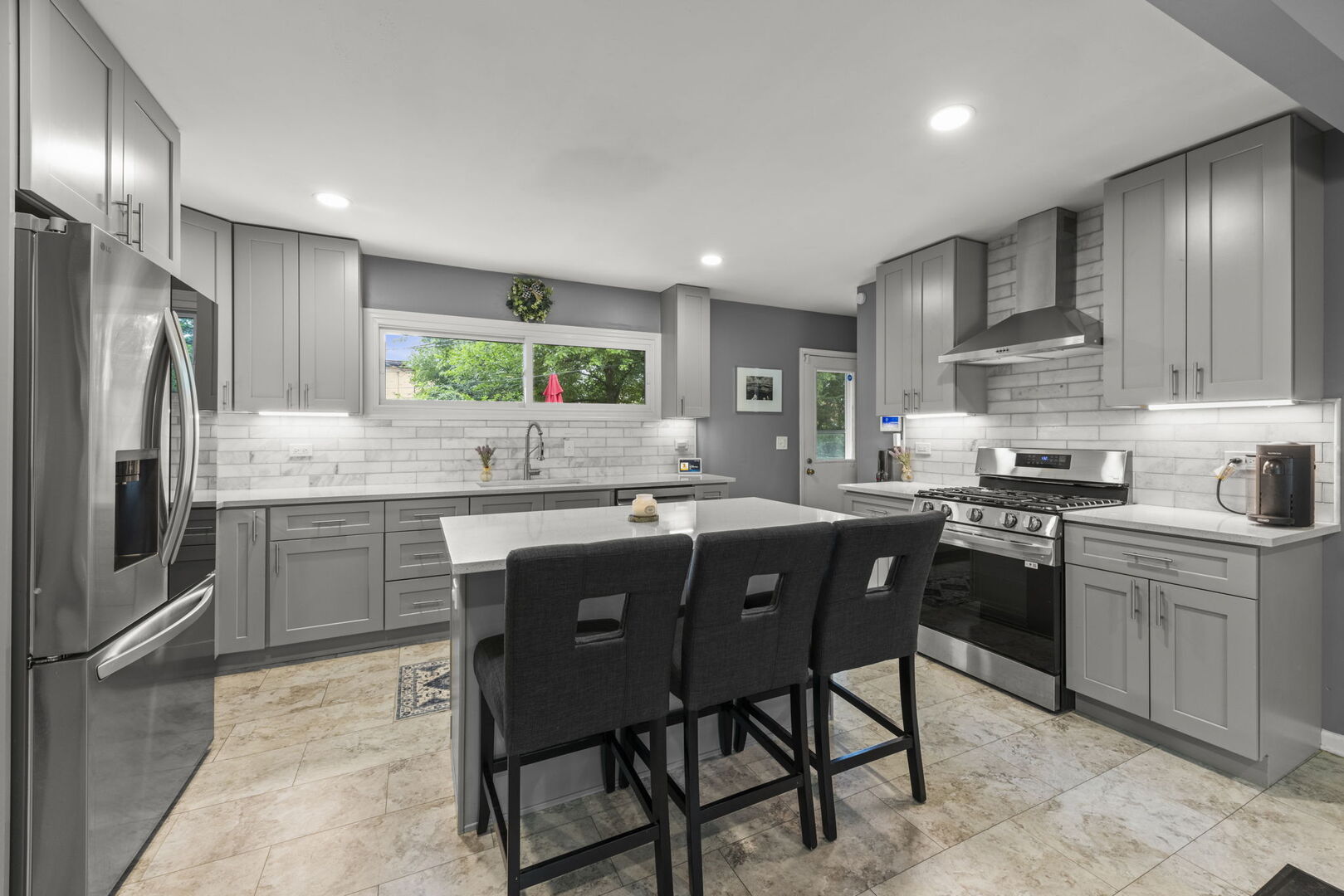 203 Lilac Lane, North Aurora, IL 60542