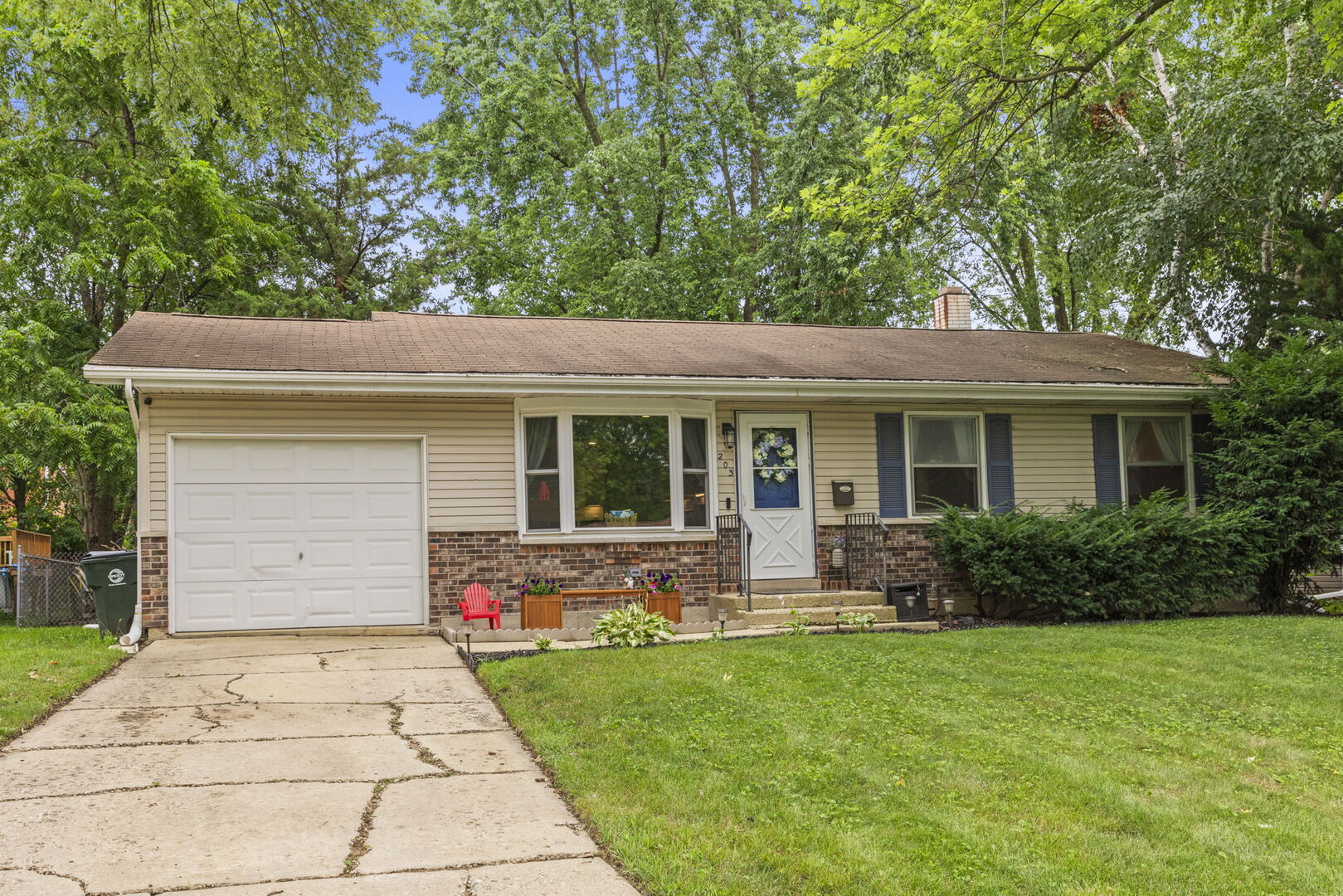 203 Lilac Lane, North Aurora, IL 60542