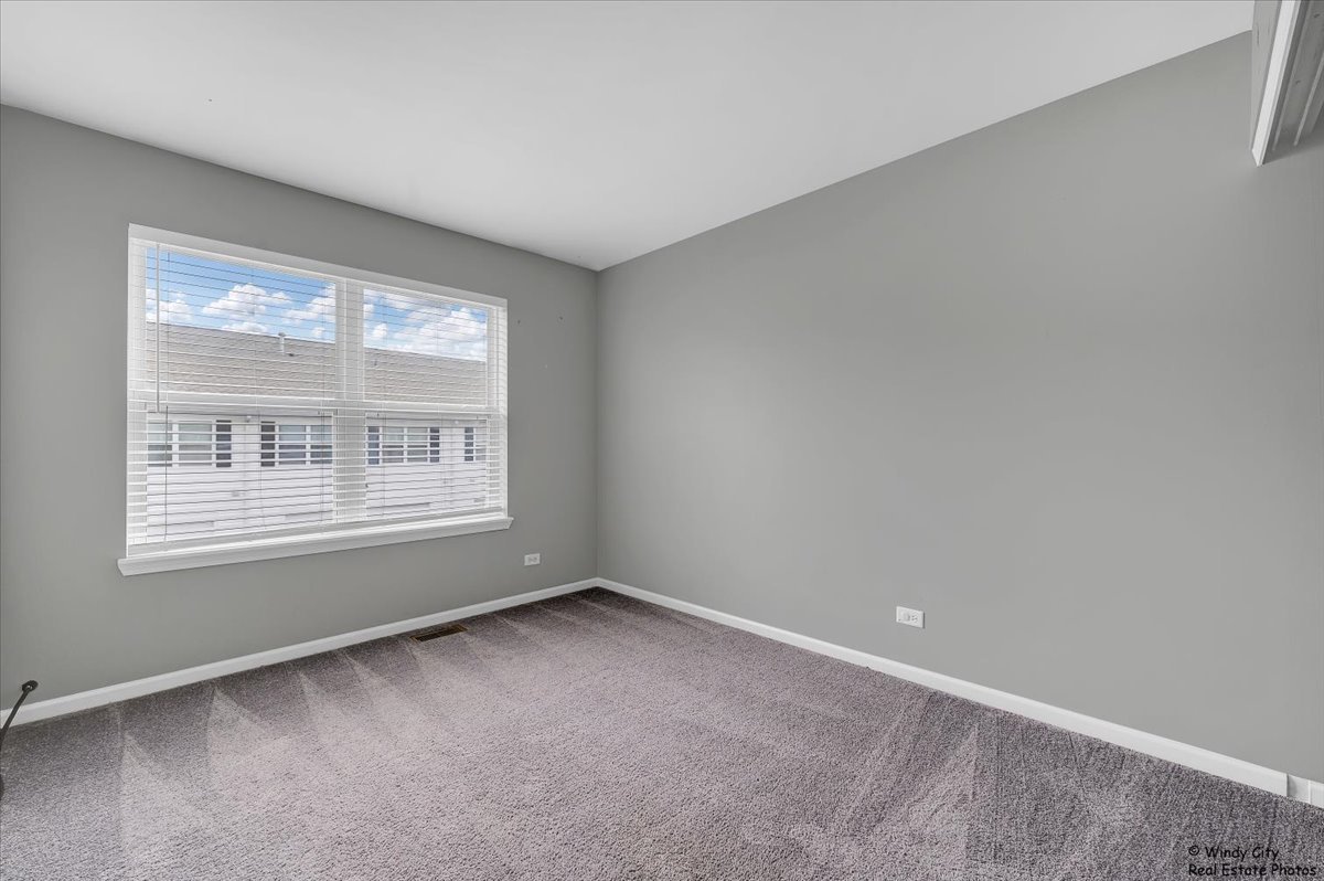 2571 HILLSBORO Boulevard, Aurora, IL 60503