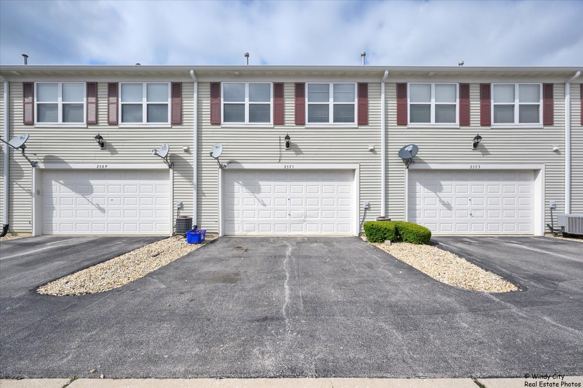 2571 HILLSBORO Boulevard, Aurora, IL 60503