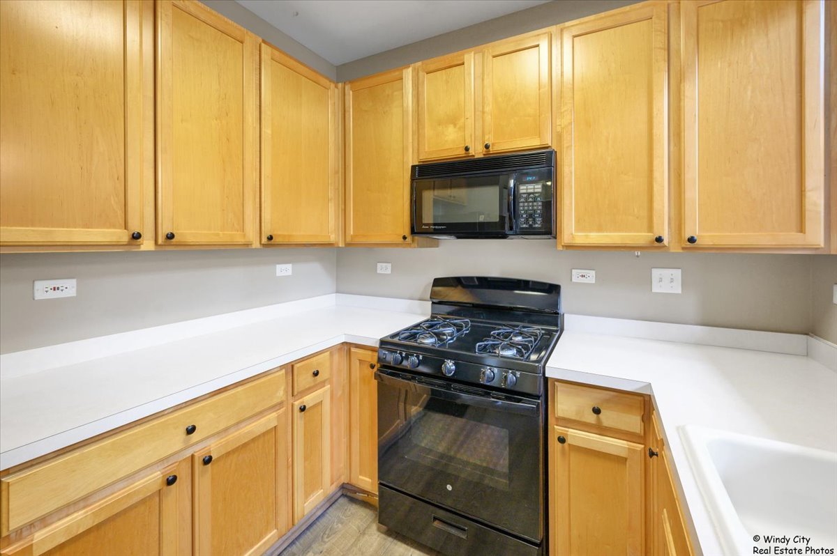 2571 HILLSBORO Boulevard, Aurora, IL 60503