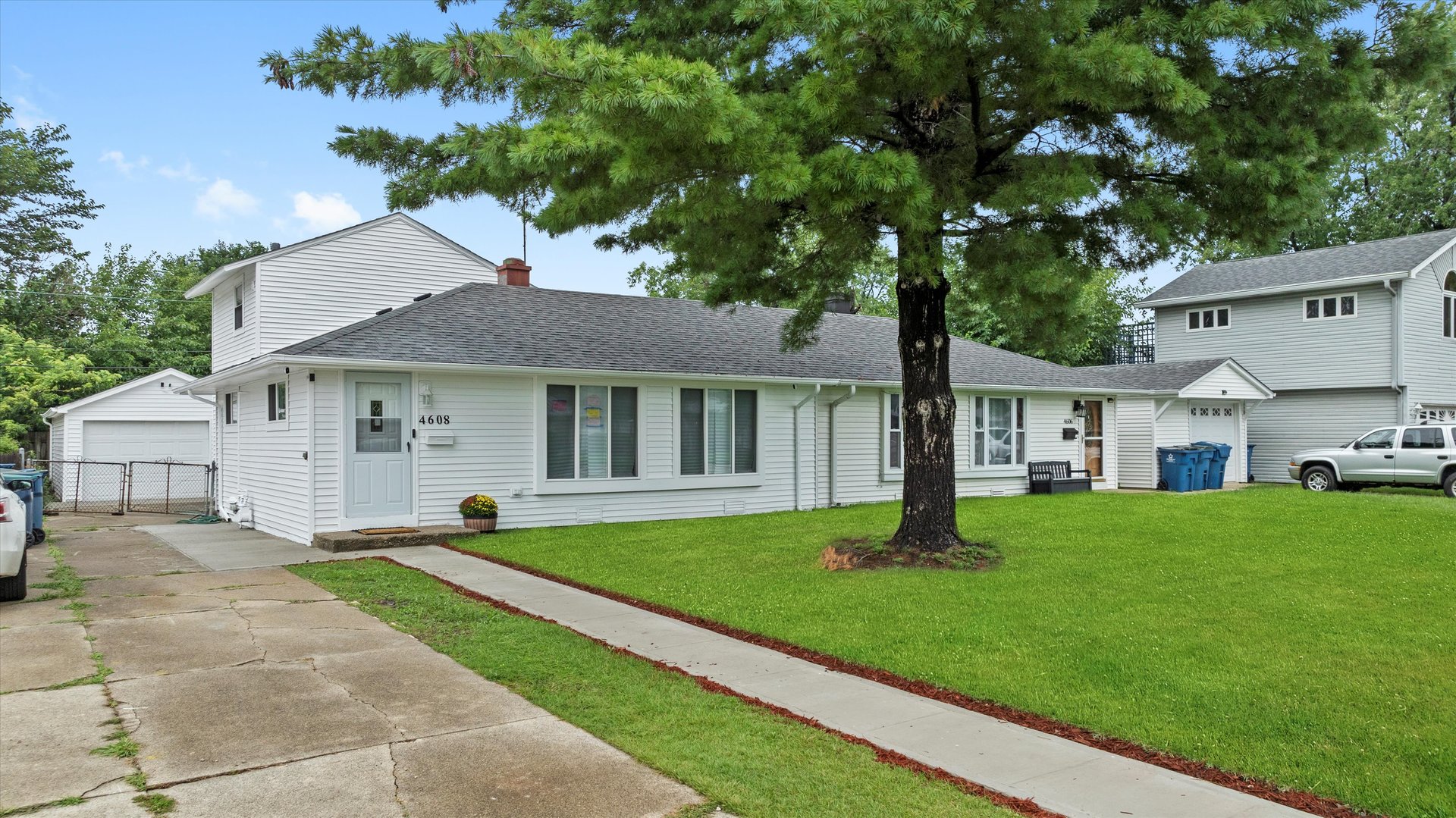 4608 W 90th Place, Hometown, IL 60456