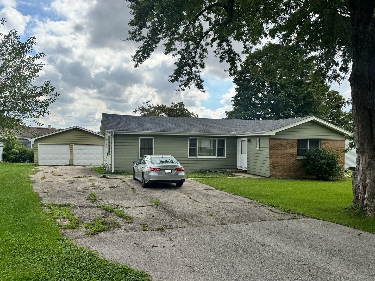 355 Hilltop Drive, North Aurora, IL 60542
