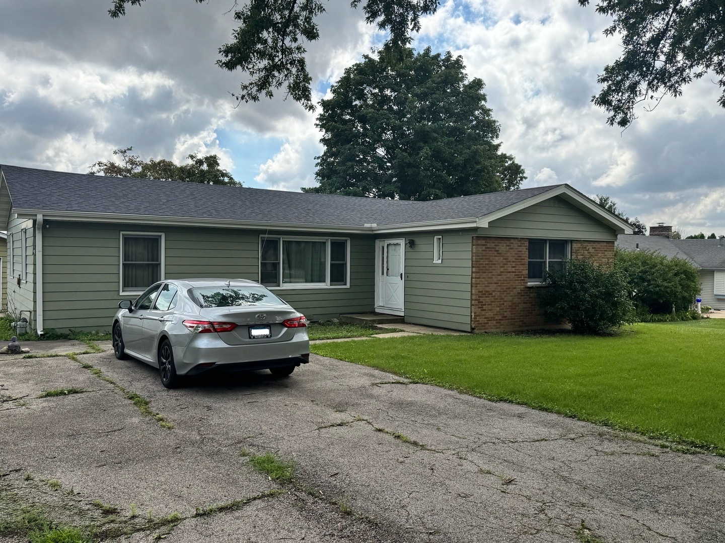 355 Hilltop Drive, North Aurora, IL 60542