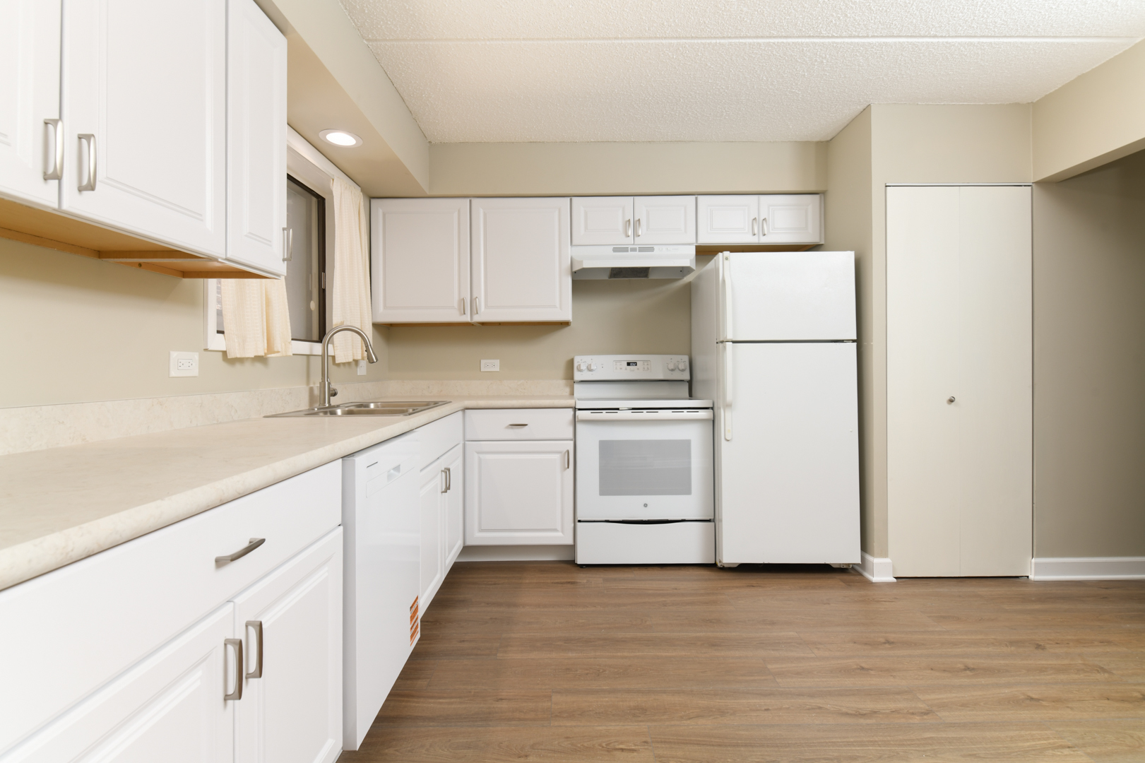 953 N Rohlwing Road #GB, Addison, IL 60101