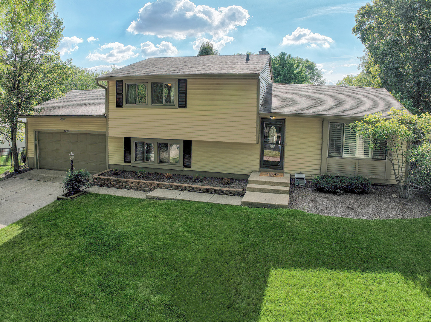 1609 Forrest Boulevard, St. Charles, IL 60174