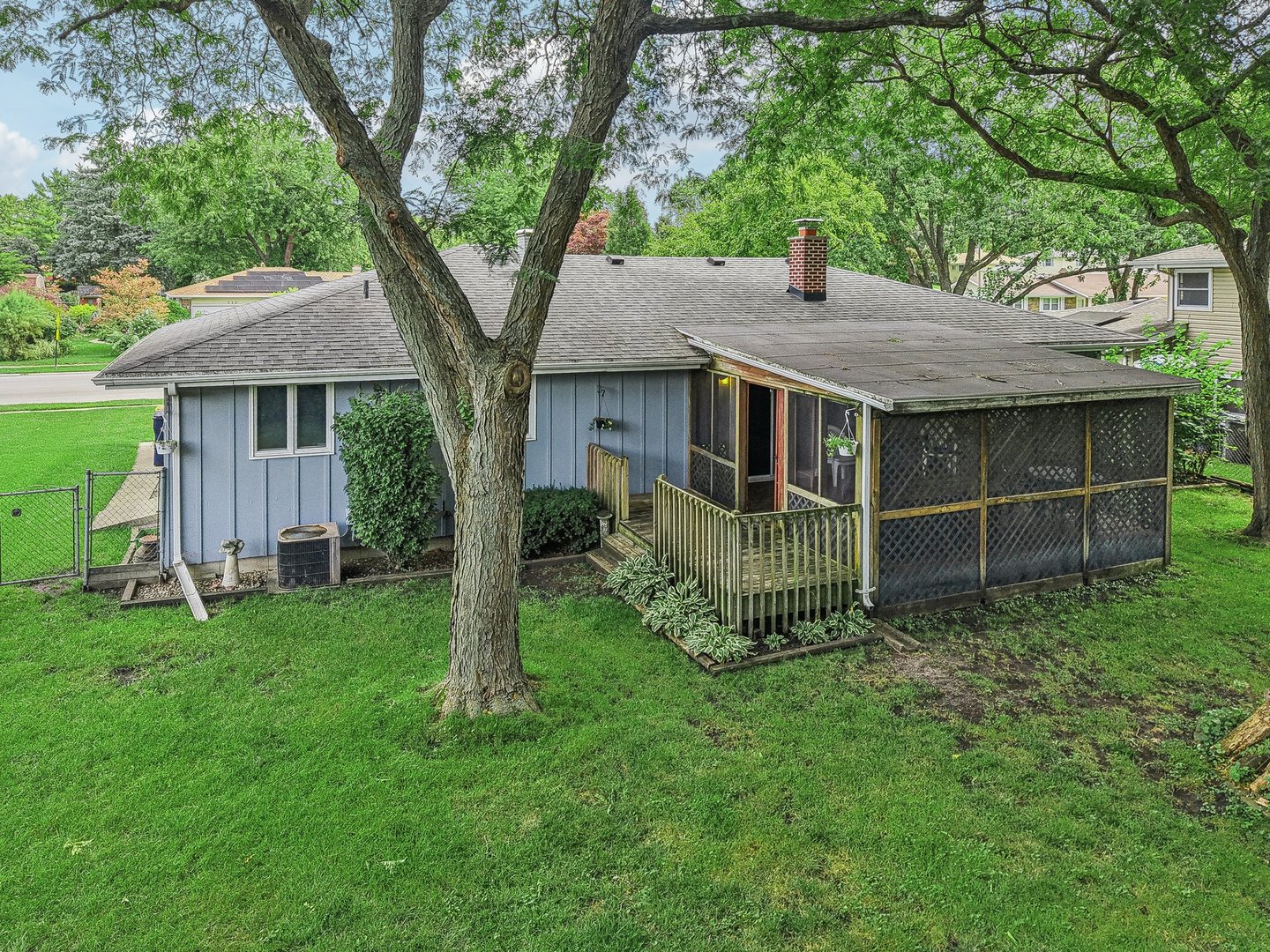 698 Hiawatha Drive, Elgin, IL 60120