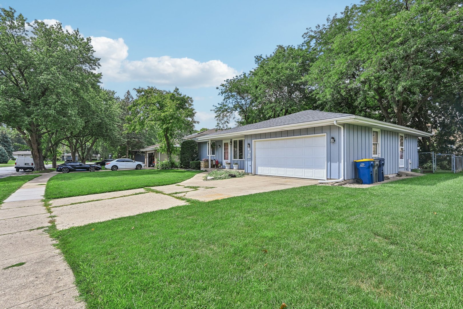 698 Hiawatha Drive, Elgin, IL 60120