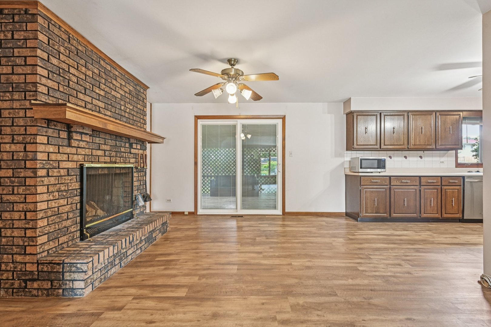 698 Hiawatha Drive, Elgin, IL 60120