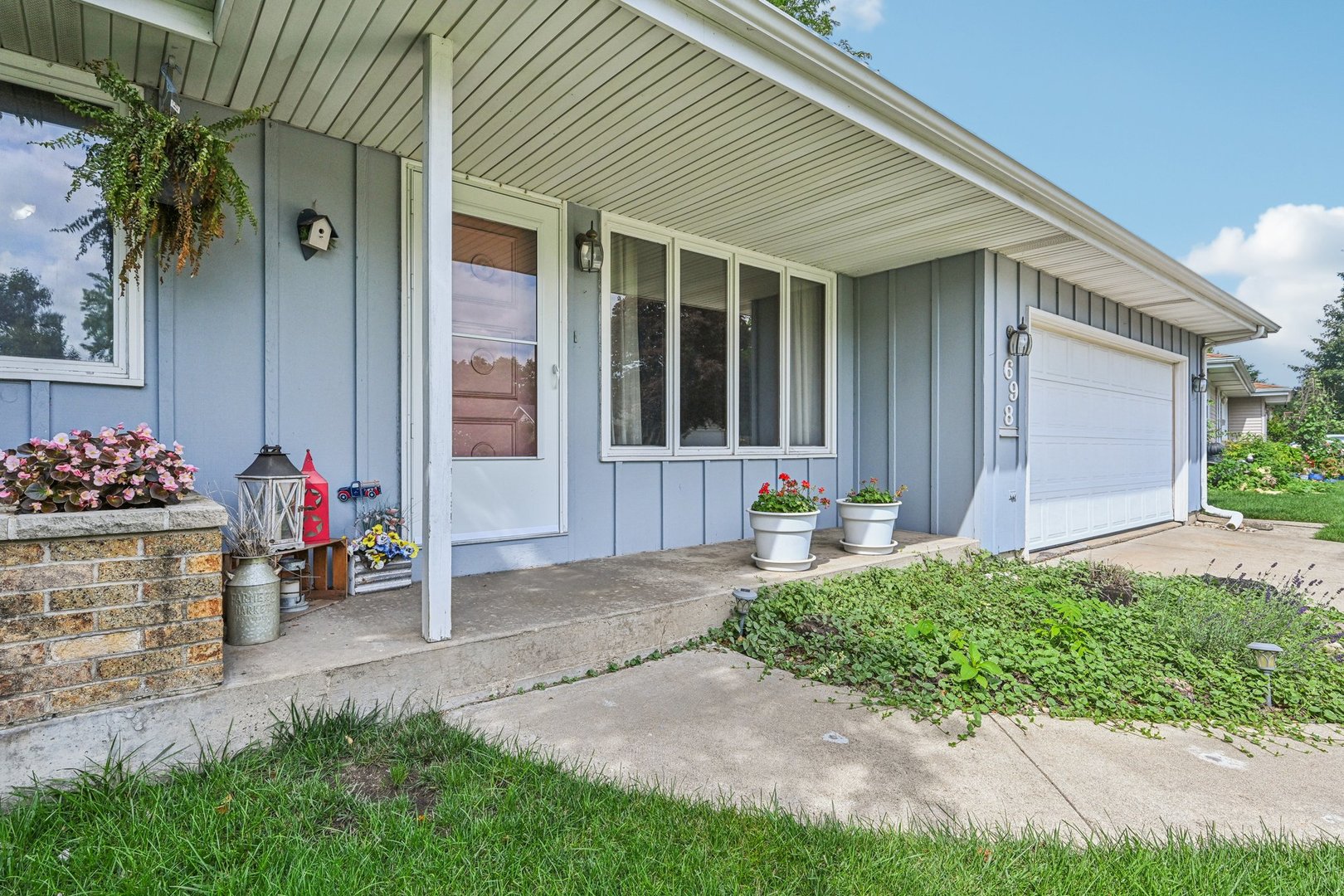 698 Hiawatha Drive, Elgin, IL 60120