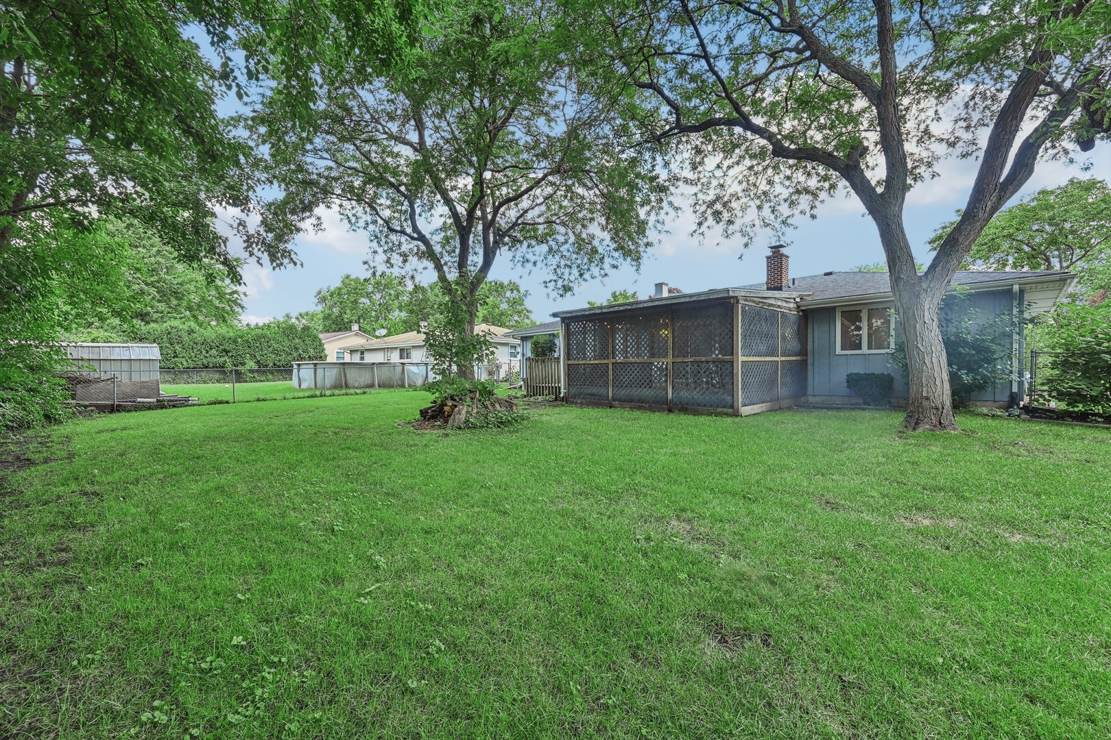 698 Hiawatha Drive, Elgin, IL 60120