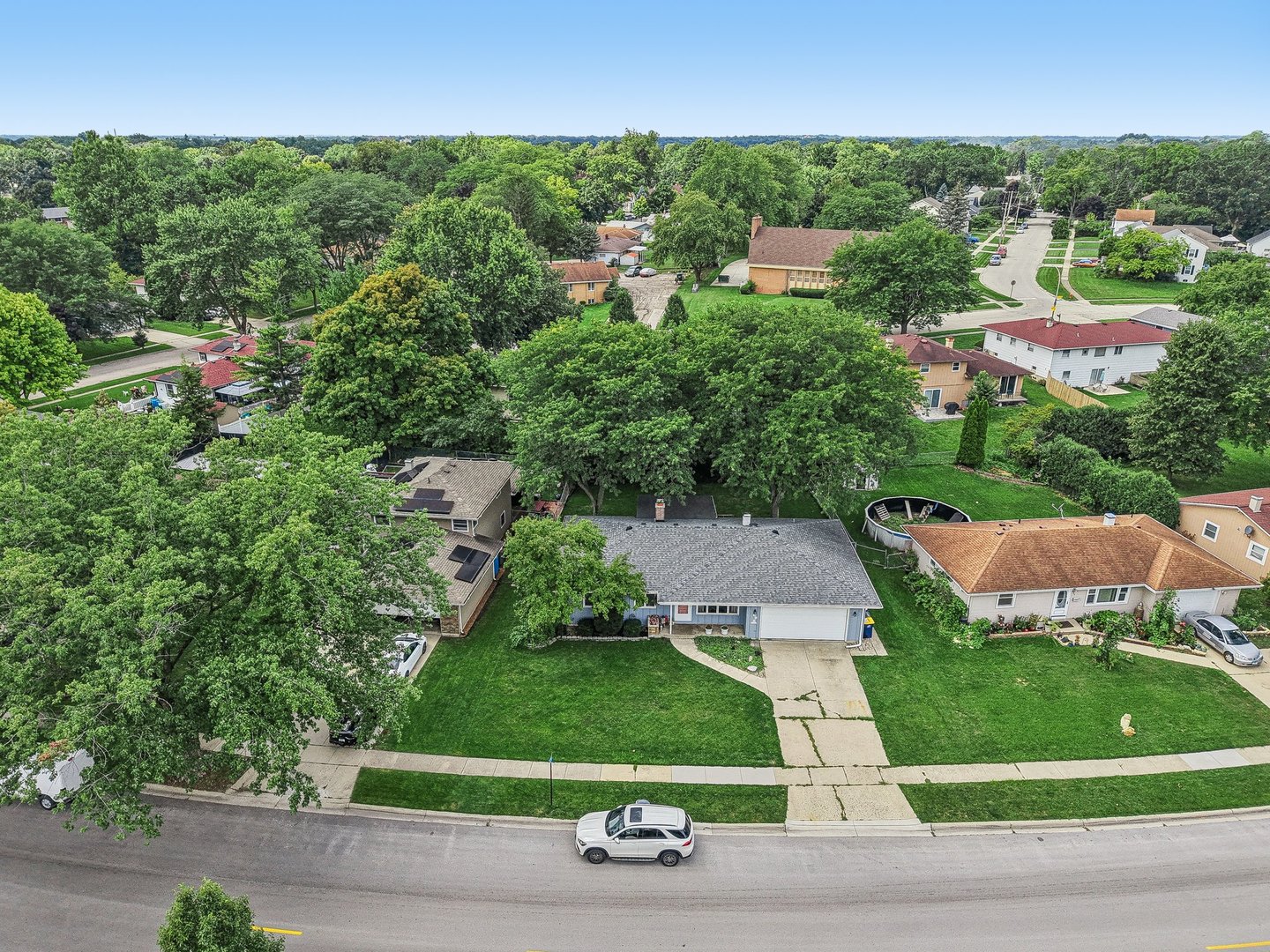 698 Hiawatha Drive, Elgin, IL 60120