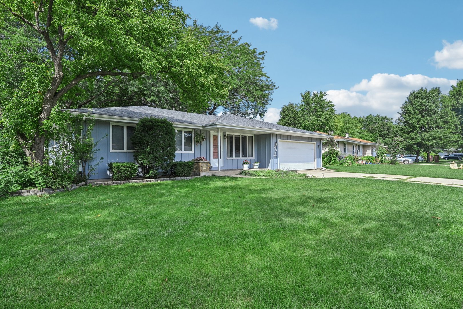 698 Hiawatha Drive, Elgin, IL 60120