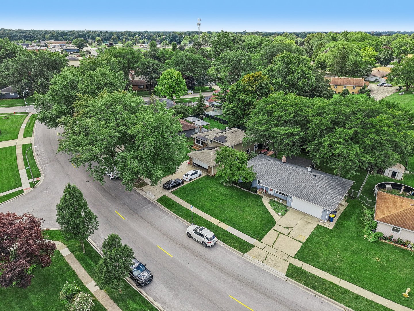 698 Hiawatha Drive, Elgin, IL 60120