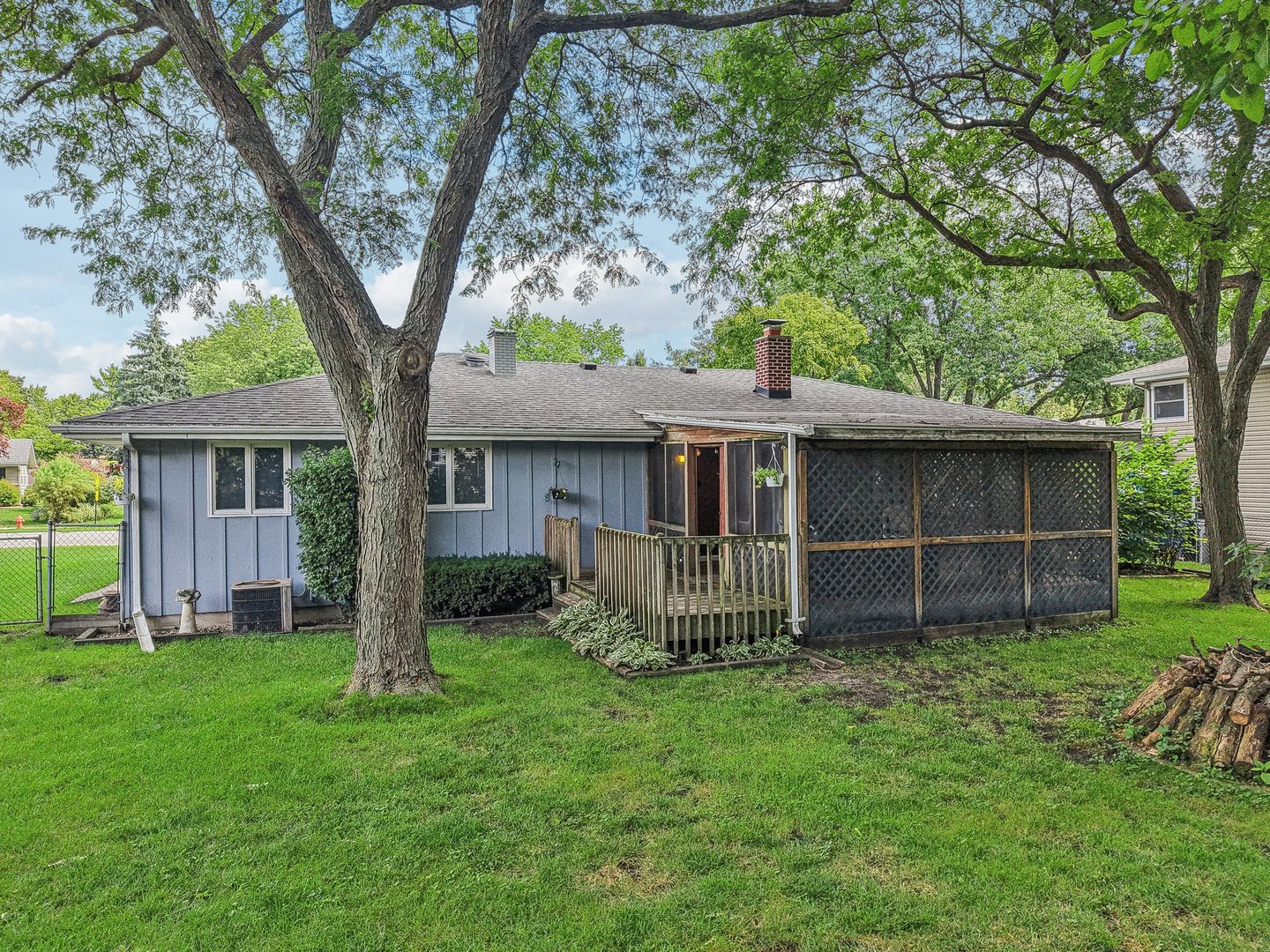 698 Hiawatha Drive, Elgin, IL 60120