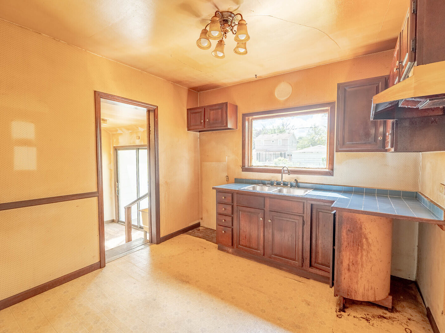 6945 W 96th Place, Oak Lawn, IL 60453