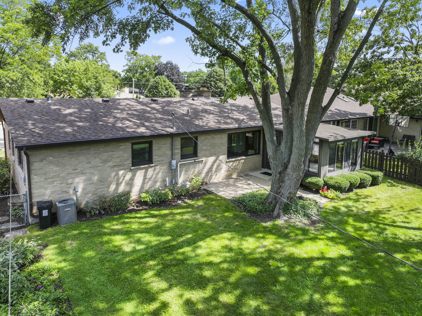 407 E Berkshire Lane, Mount Prospect, IL 60056