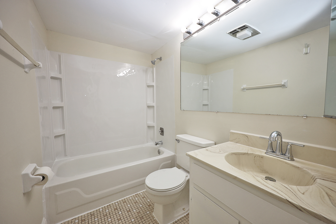 900 Perrie Drive #104, Elk Grove Village, IL 60007