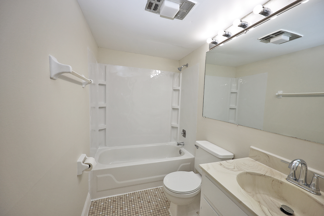 900 Perrie Drive #104, Elk Grove Village, IL 60007