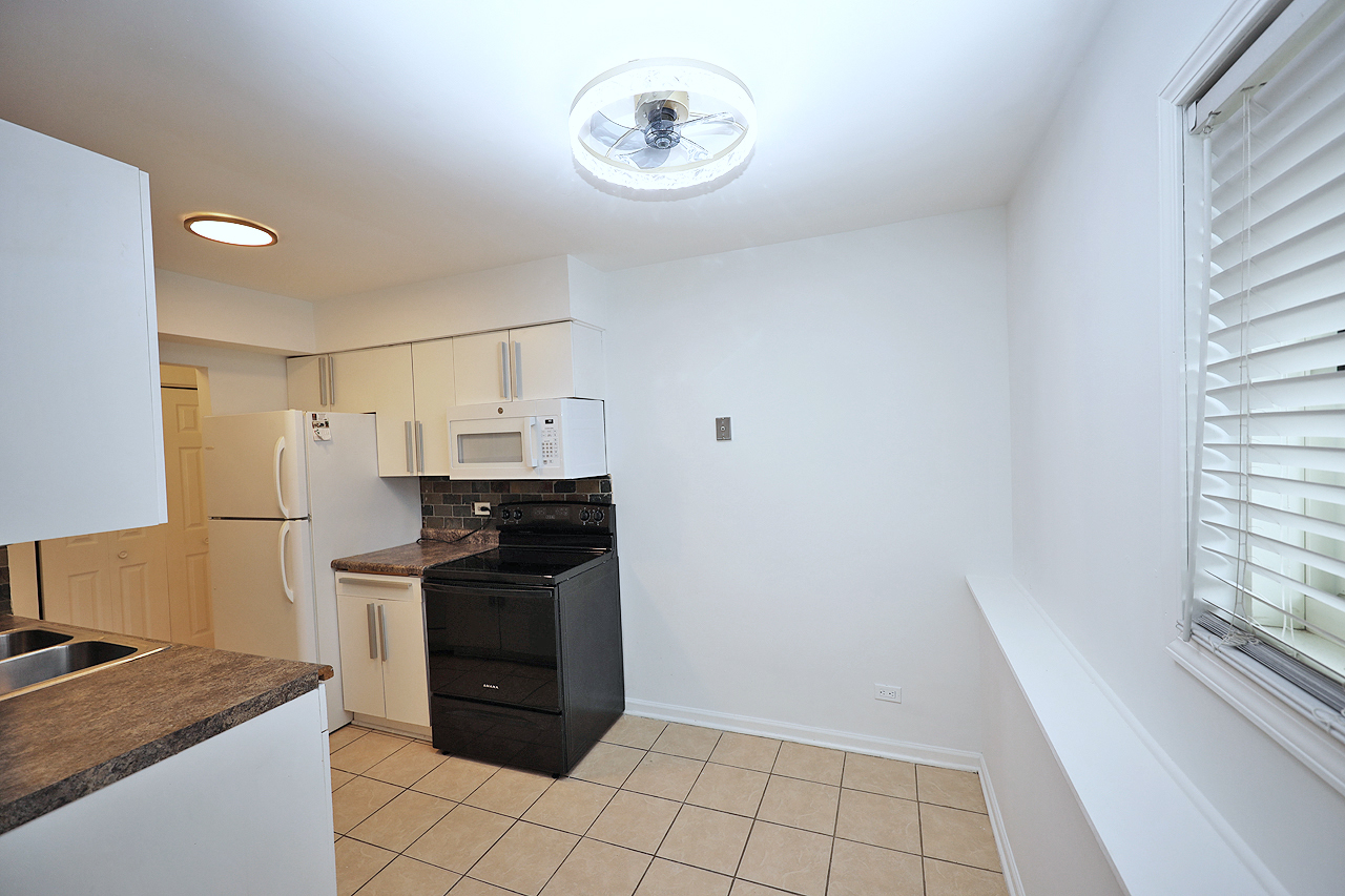 900 Perrie Drive #104, Elk Grove Village, IL 60007
