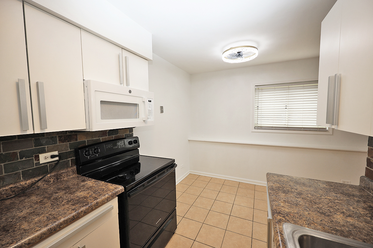 900 Perrie Drive #104, Elk Grove Village, IL 60007