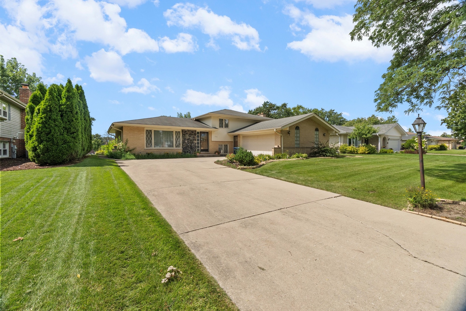7314 Summit Road, Darien, IL 60561