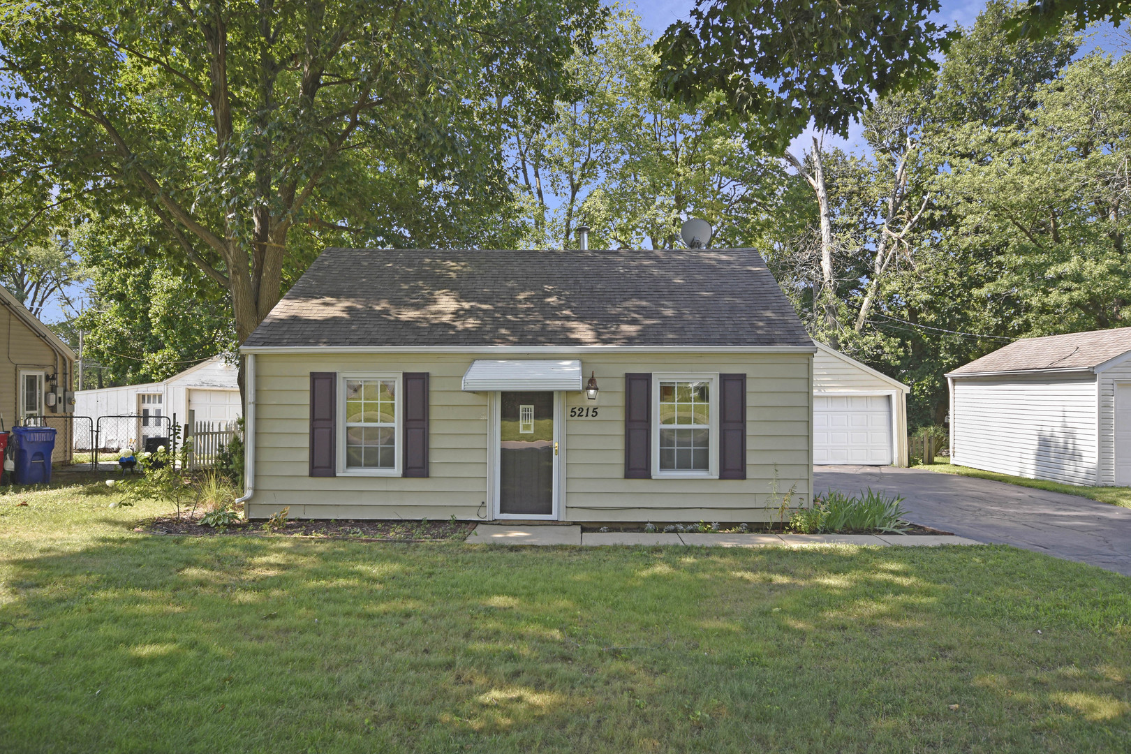 5215 N Glen Elm Drive, Peoria Heights, IL 61616