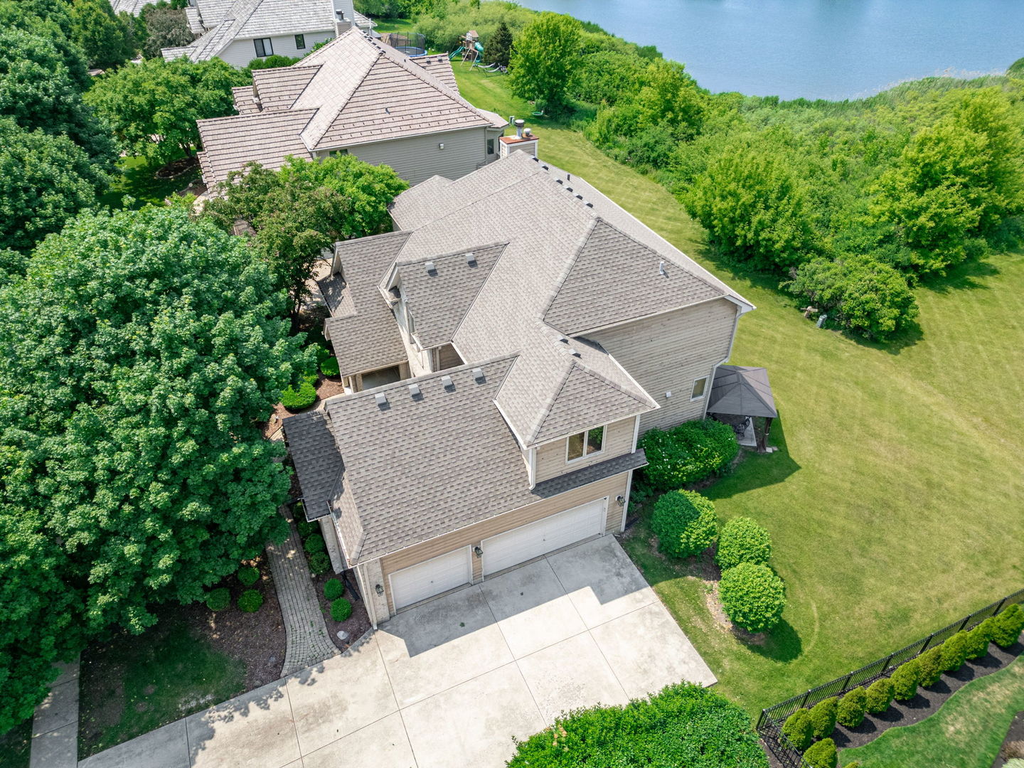 552 WATERS EDGE Drive, South Elgin, IL 60177