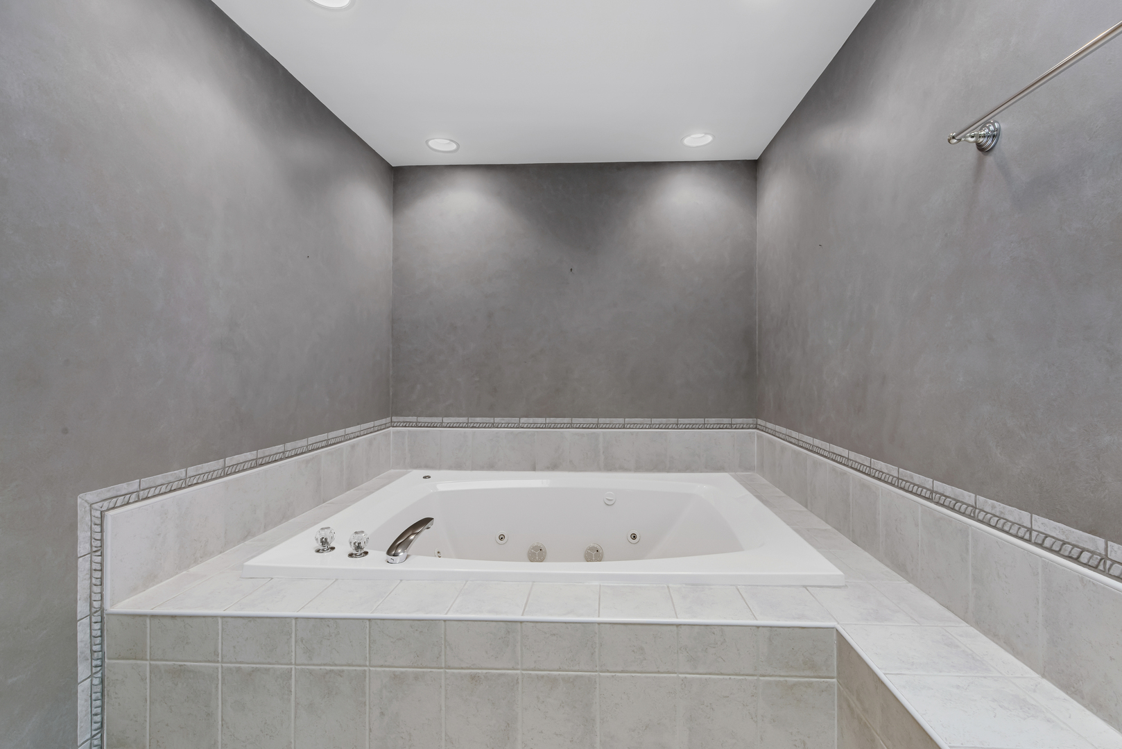 21121 Woodbridge Drive, Frankfort, IL 60423