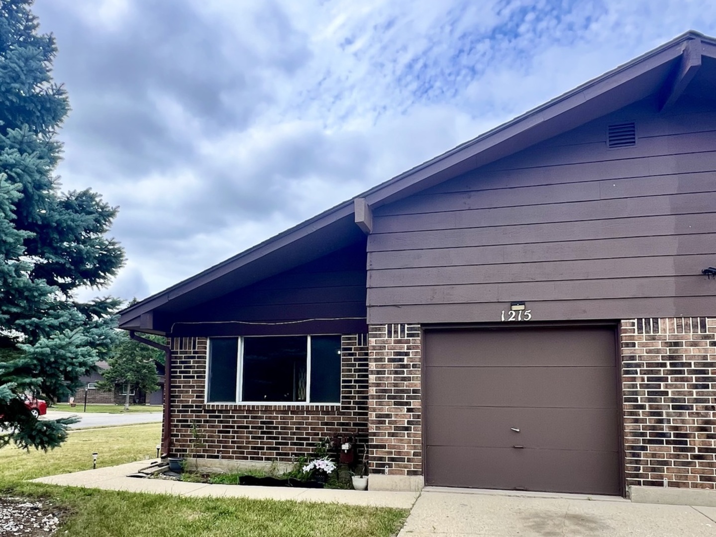 1215 Fulton Drive, Streamwood, IL 60107