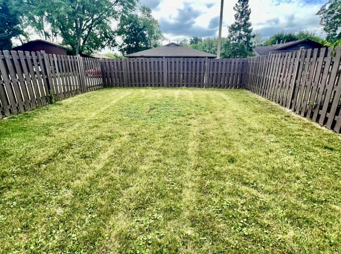 1215 Fulton Drive, Streamwood, IL 60107