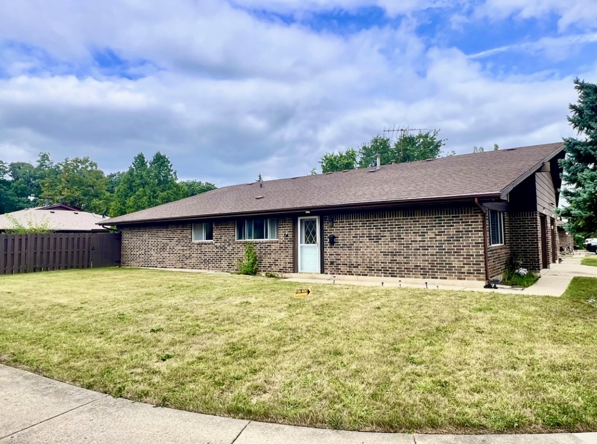 1215 Fulton Drive, Streamwood, IL 60107