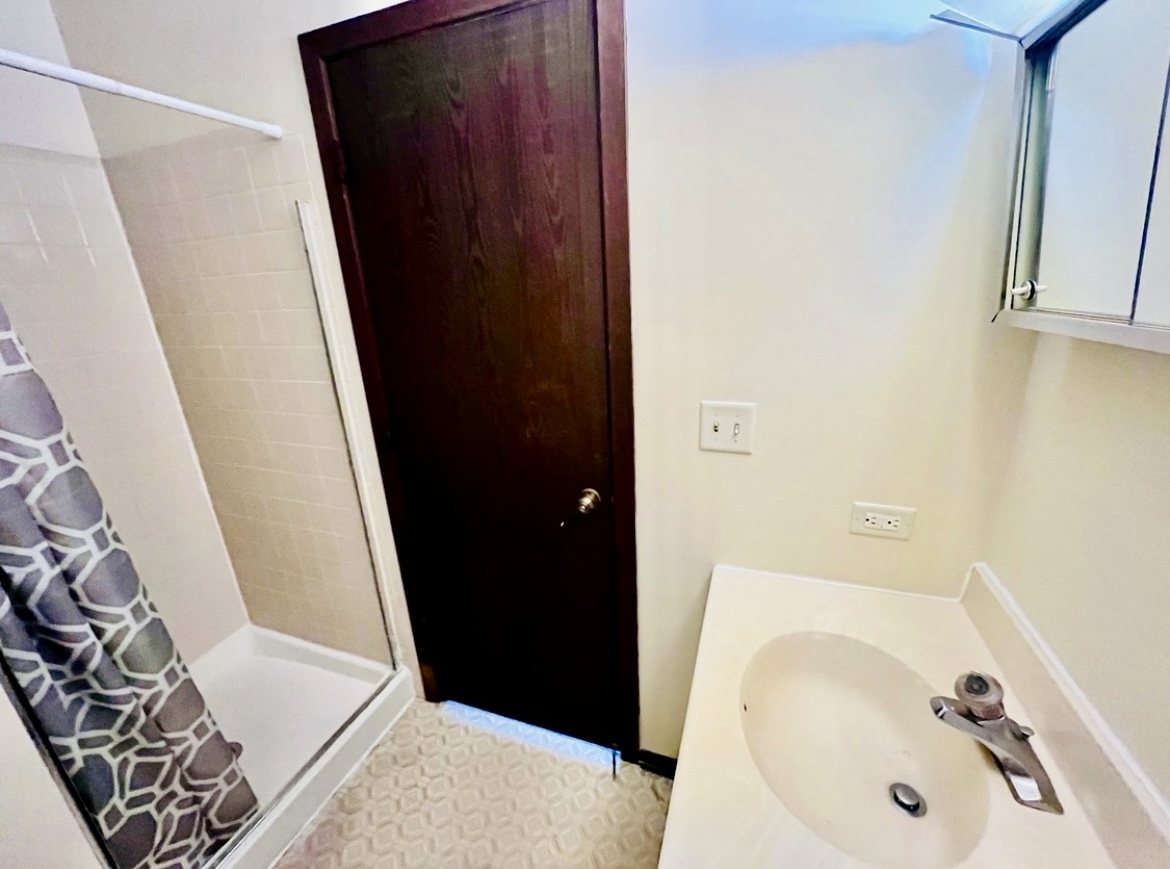1215 Fulton Drive, Streamwood, IL 60107