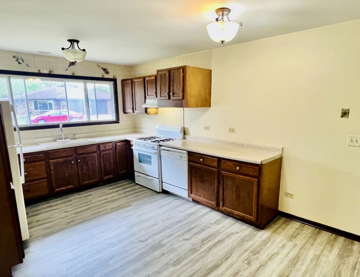 1215 Fulton Drive, Streamwood, IL 60107