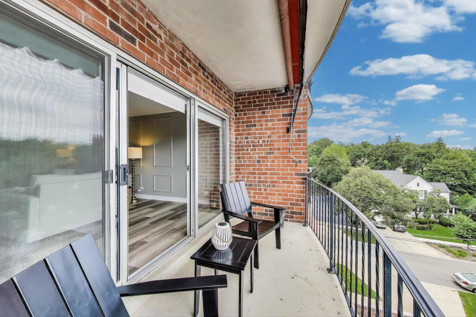 519 N Main Street #4EN, Glen Ellyn, IL 60137