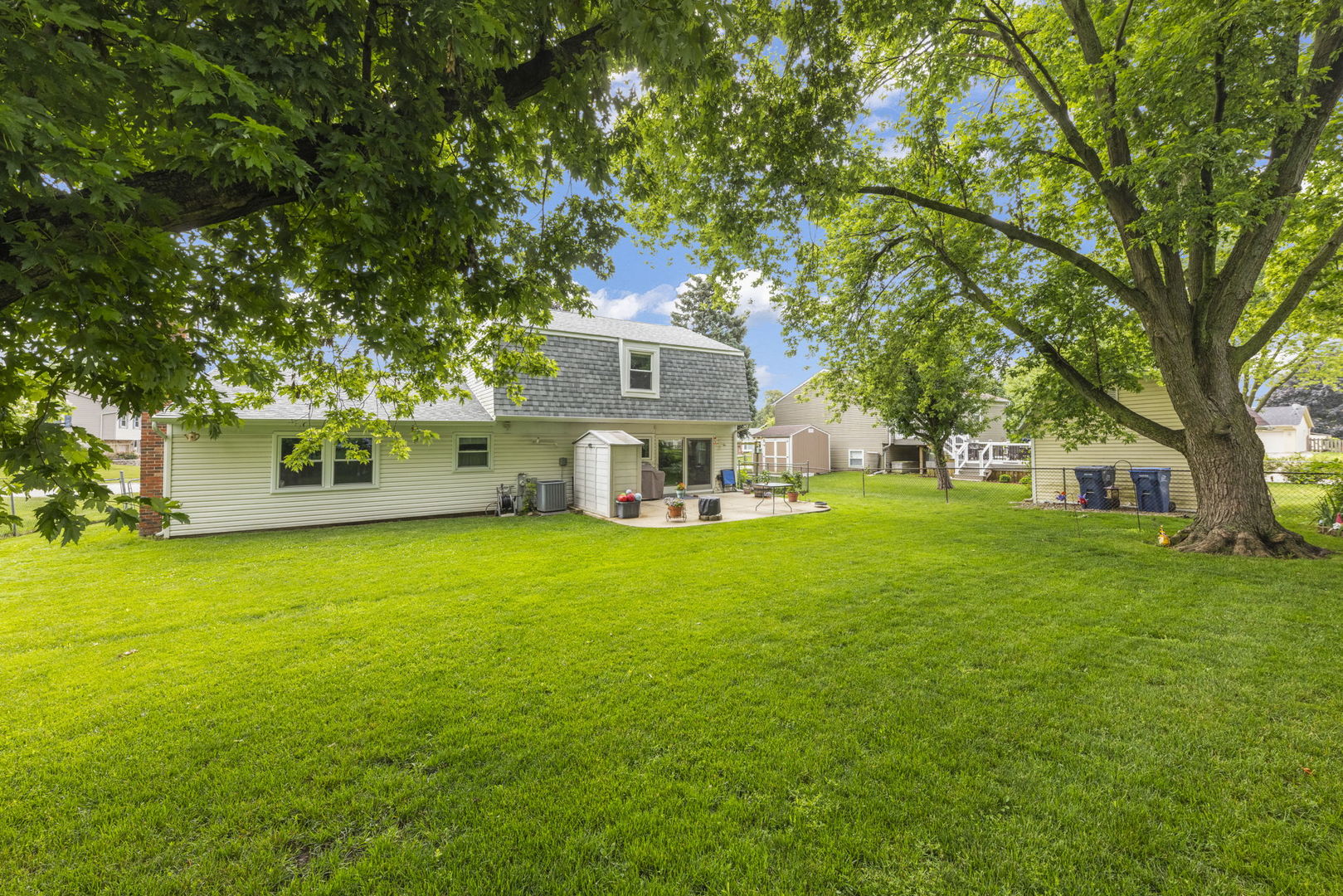 100 Ellington Drive, Schaumburg, IL 60194