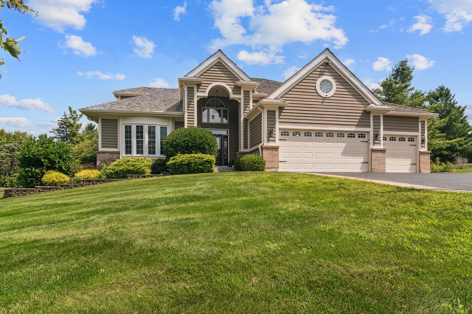 175 Sycamore Drive, Hawthorn Woods, IL 60047