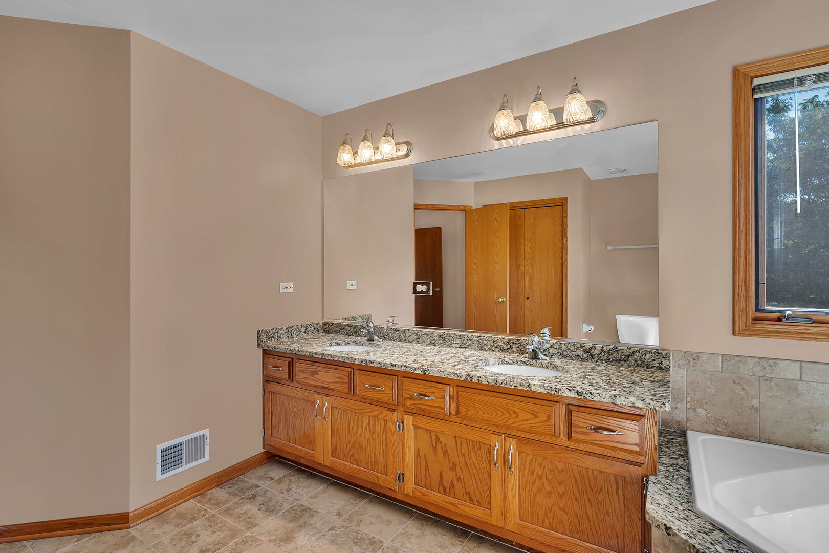 390 Kromray Road, Lemont, IL 60439