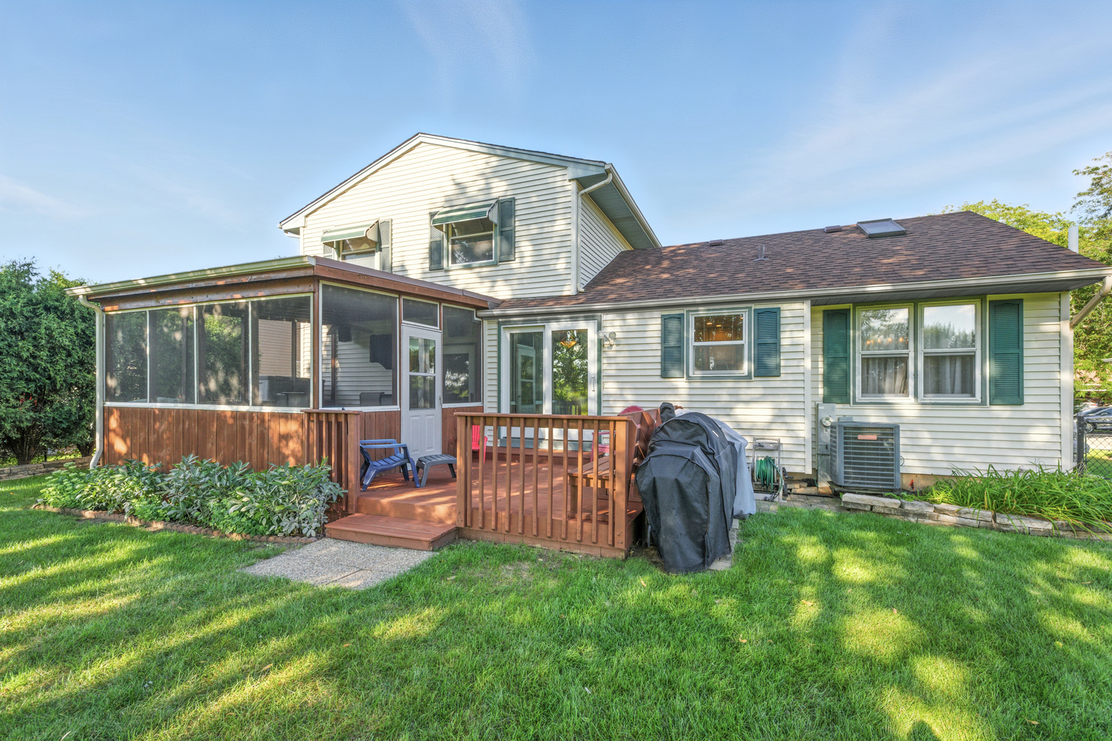 340 S Garden Avenue, Roselle, IL 60172