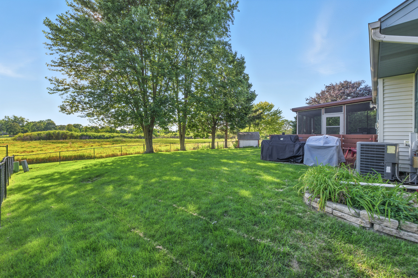 340 S Garden Avenue, Roselle, IL 60172