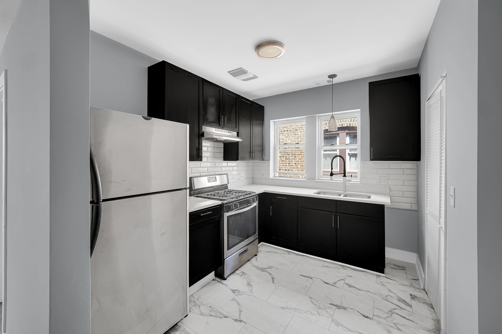 7305 S Yates Boulevard, Chicago, IL 60649