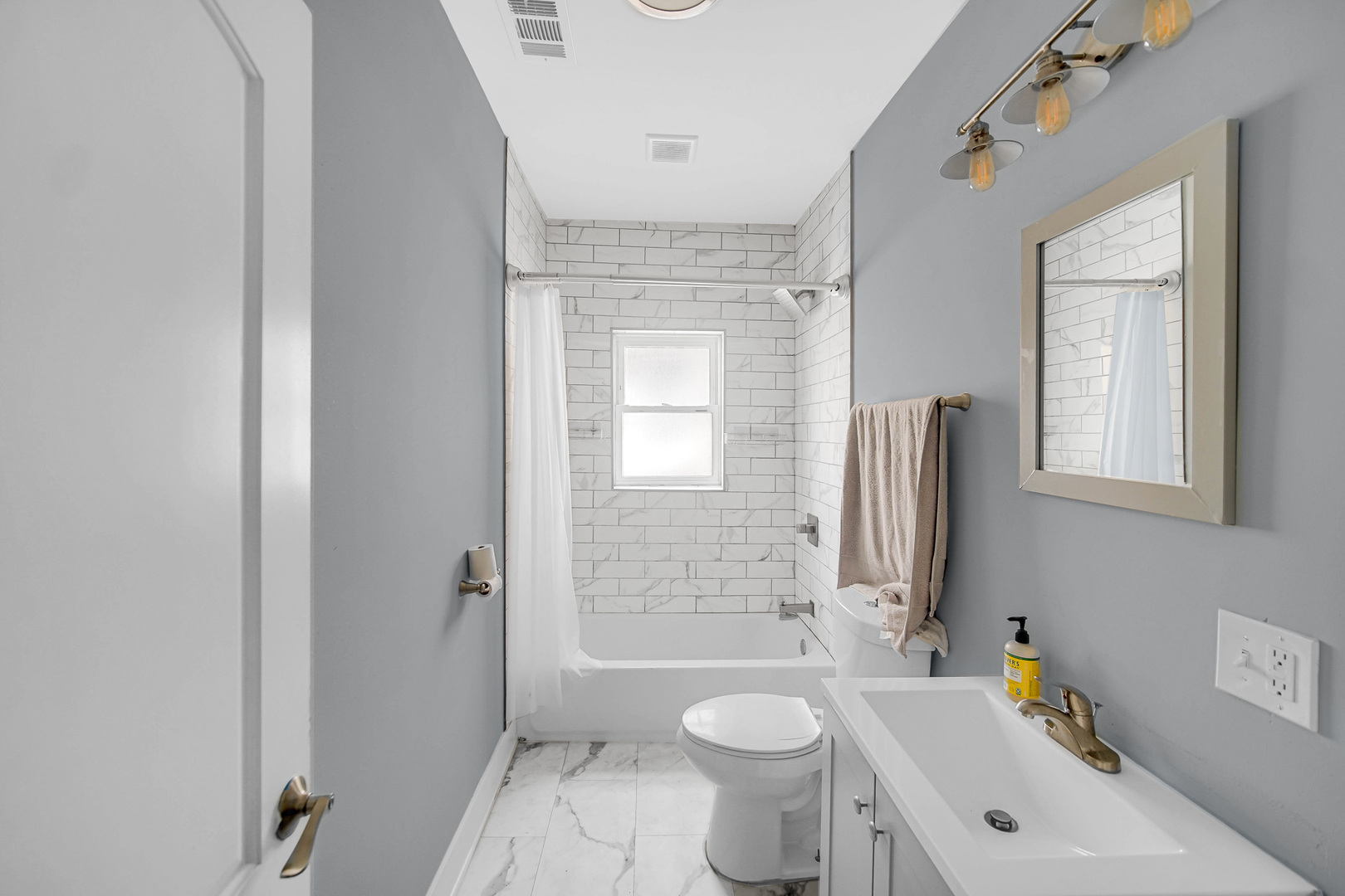 7305 S Yates Boulevard, Chicago, IL 60649