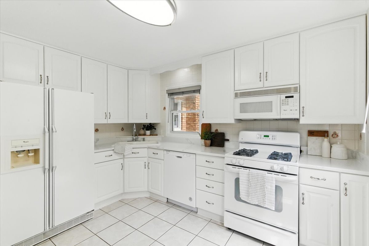 1051 Glenwood Avenue, Waukegan, IL 60085