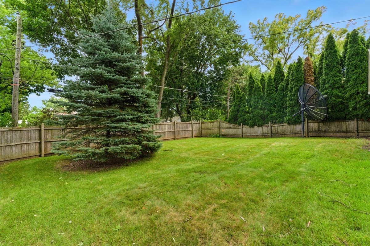 1051 Glenwood Avenue, Waukegan, IL 60085