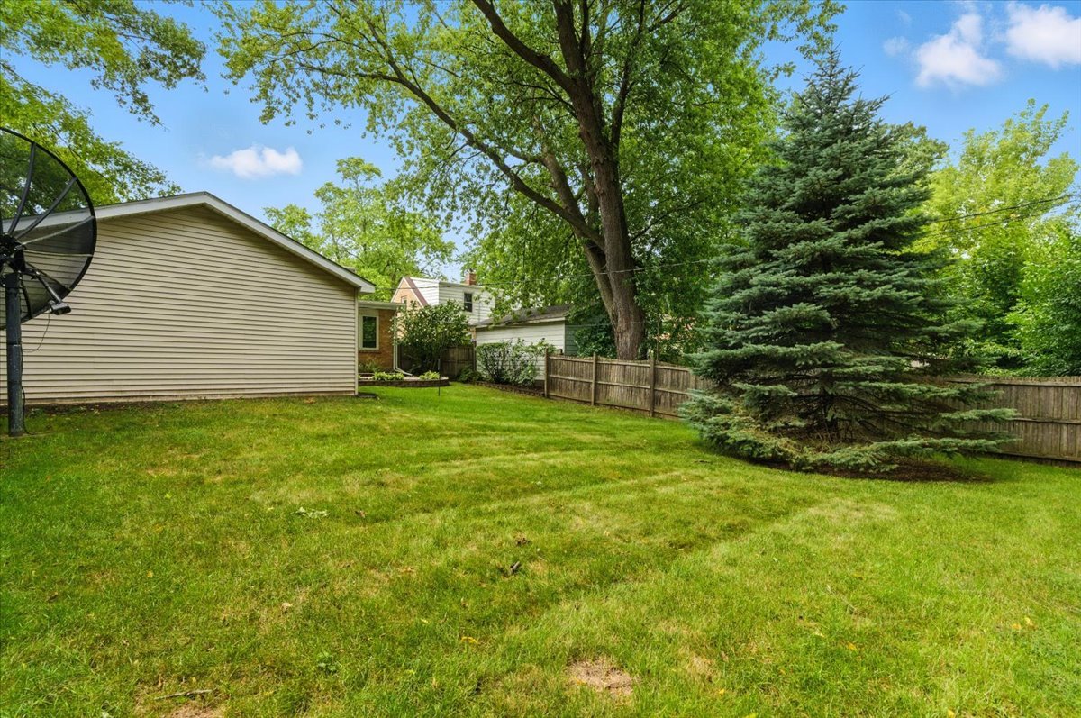 1051 Glenwood Avenue, Waukegan, IL 60085